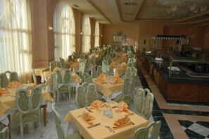 2 Restaurants; Frühstück, Mittagessen und Abendessen werden serviert