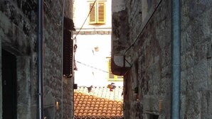 Unclassified image, 3 of 19, button - old center apartments (Hvar)