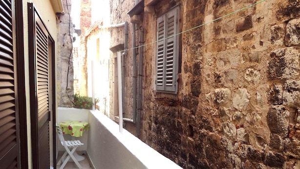 Unclassified image, 1 of 19, button - old center apartments (Hvar)