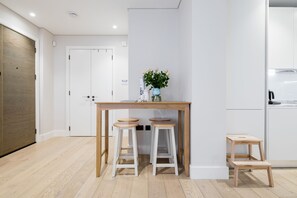 Apartamento, 2 quartos | Opções para refeição no quarto