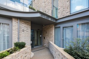 Apartment, 3 Bedrooms | Soundproofing, iron/ironing board, free WiFi, bed sheets - VI Castle Lane (London)