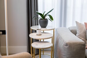 Apartamento, 2 quartos | Área de estar | TV de tela plana