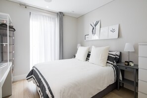 تجهيزات عازلة للصوت ومكواة/لوح كي وواي فاي مجانًا وملاءات أسرّة