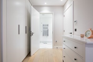 Apartment, 3 Bedrooms | Soundproofing, iron/ironing board, free WiFi, bed sheets - VI Castle Lane (London)