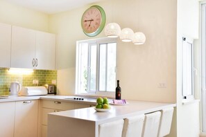 Apartamento | Cozinha privada | Geladeira, micro-ondas, fogão, cooktop
