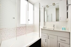 Apartment | Bathroom | Shower, towels, soap, toilet paper - On Gordon Beach-Luxury- Stay at my Place (Tel Aviv)