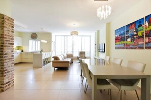 Apartment | In-room dining - On Gordon Beach-Luxury- Stay at my Place (Tel Aviv)