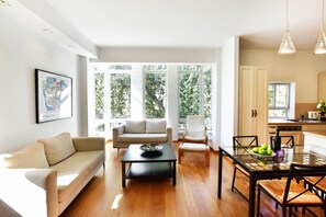 Apartment, 2 Queen-Betten | Wohnzimmer
