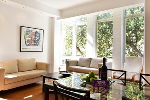 Apartment, 2 Queen Beds | Living area