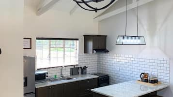 Appartement Affaires | Cuisine privée | Réfrigérateur, micro-ondes, four, plaque de cuisson