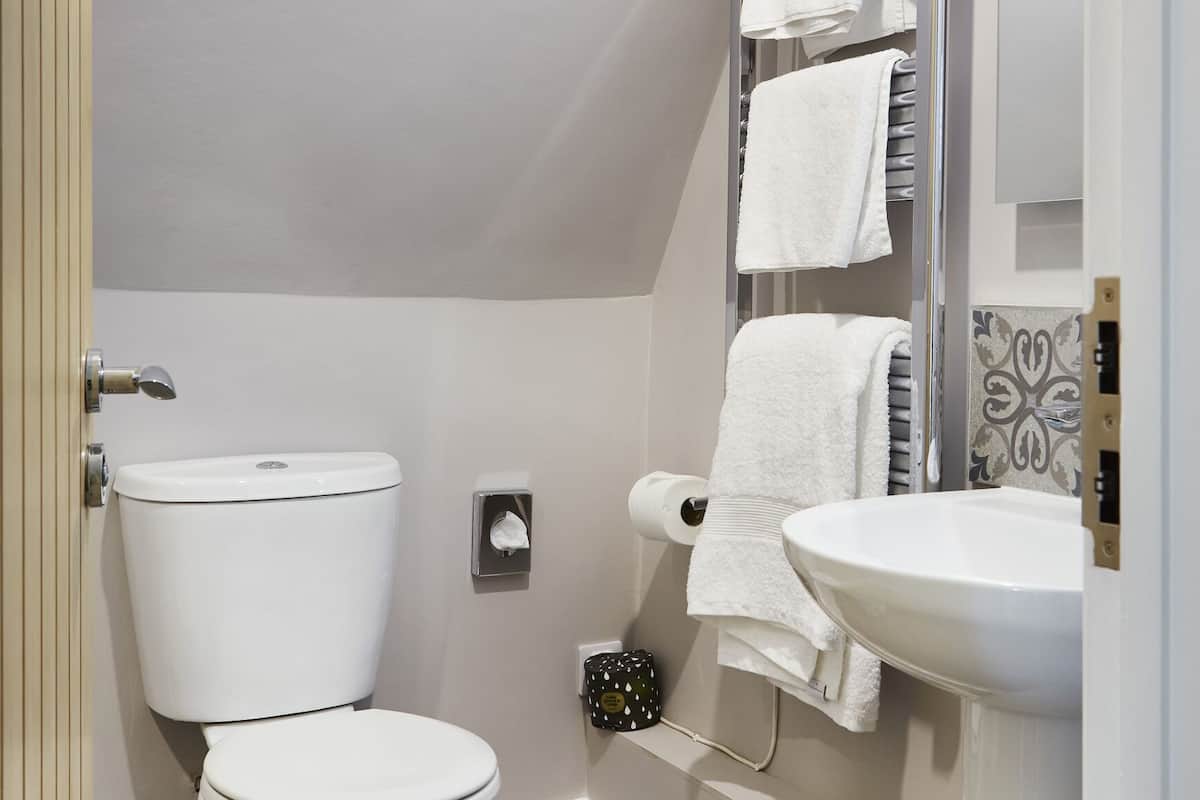 superior double room, ensuite, river view | bathroom