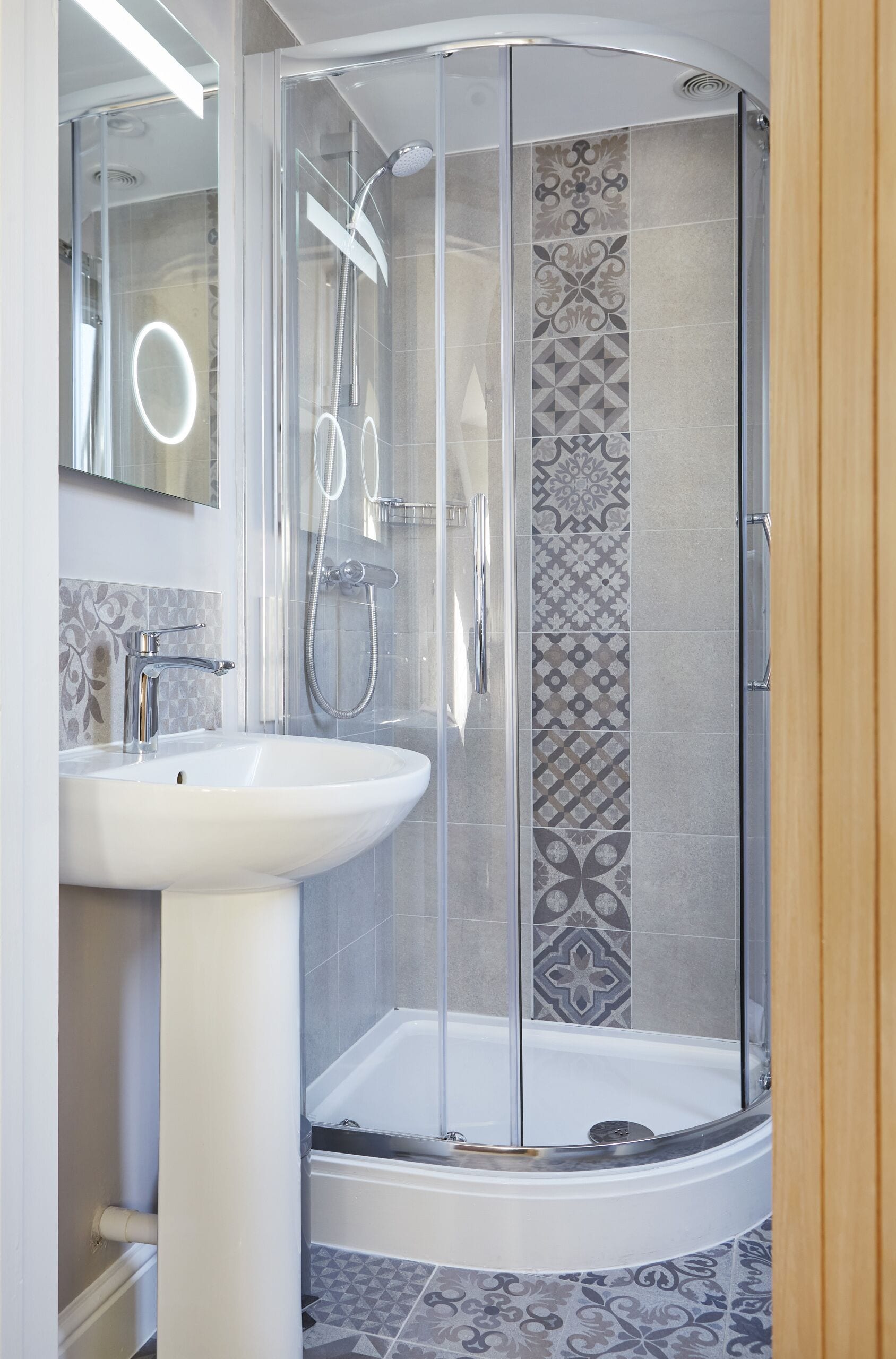 single room, ensuite, river view | bathroom