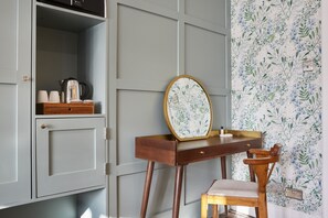 Superior Suite, Ensuite, River View (Room 9) - The Old New Inn (Cheltenham)