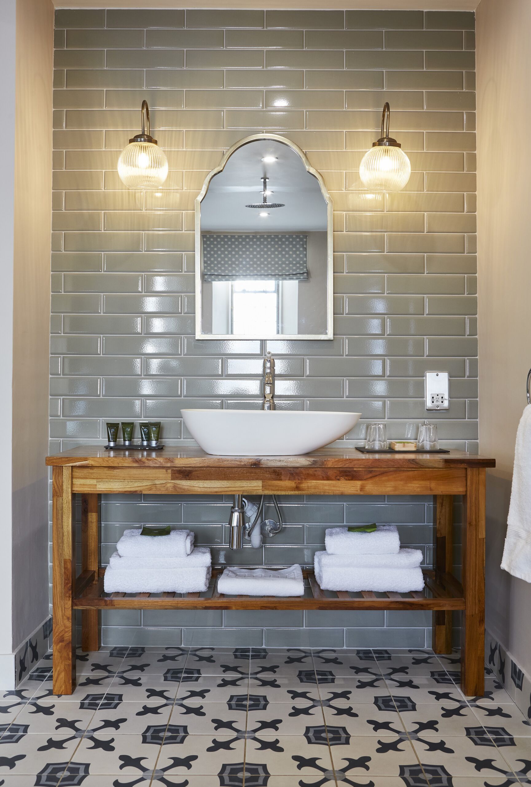 superior suite, ensuite, river view (room 9) | bathroom