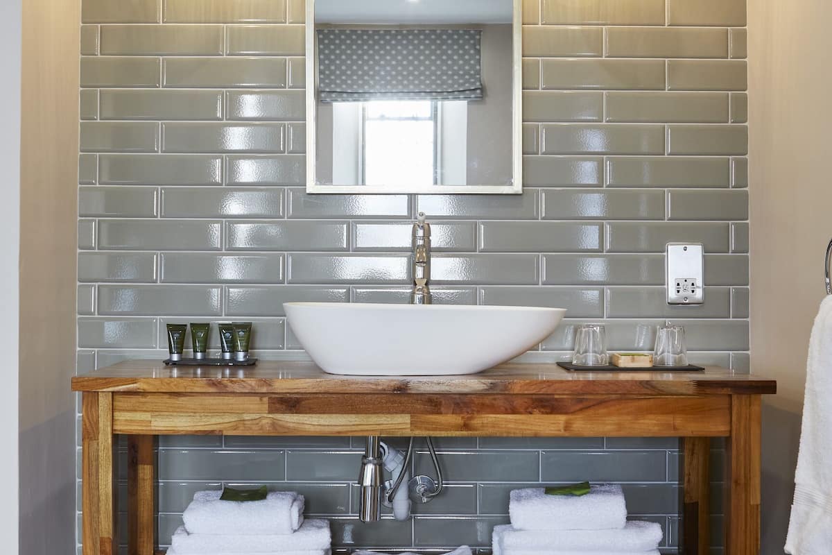 superior suite, ensuite, river view (room 9) | bathroom