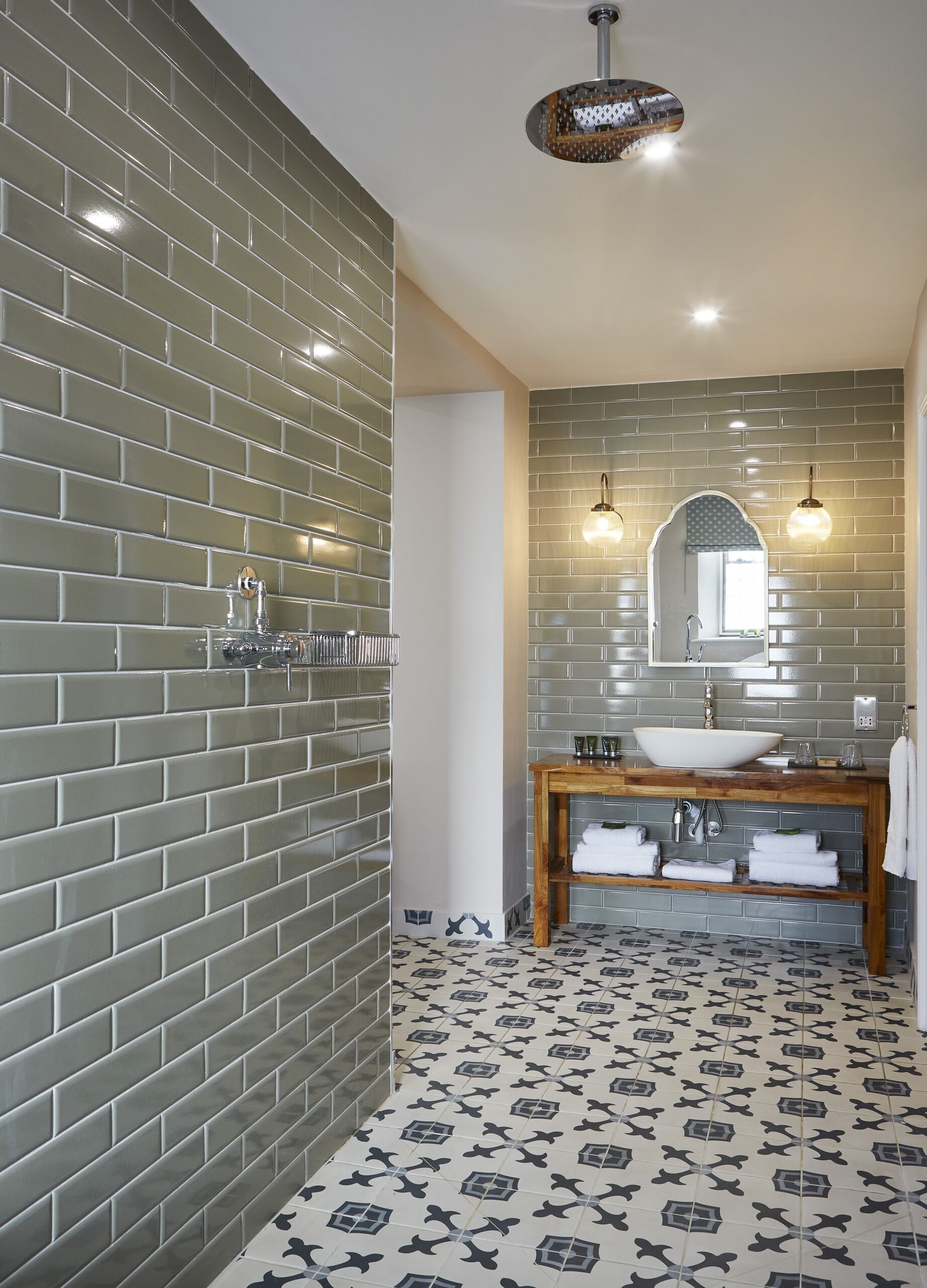 superior suite, ensuite, river view (room 9) | bathroom