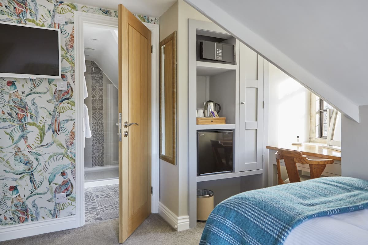 double or twin room, ensuite, river view | 1 bedroom