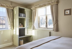 Suite, Ensuite, Courtyard View