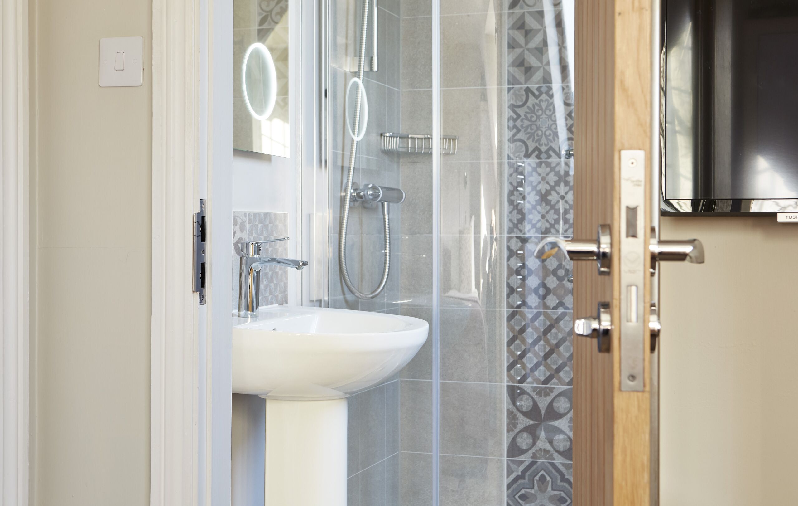 single room, ensuite, river view | bathroom