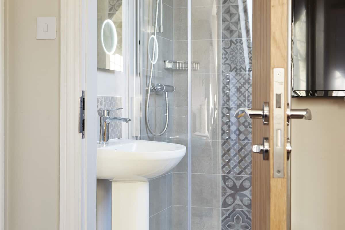 single room, ensuite, river view | bathroom