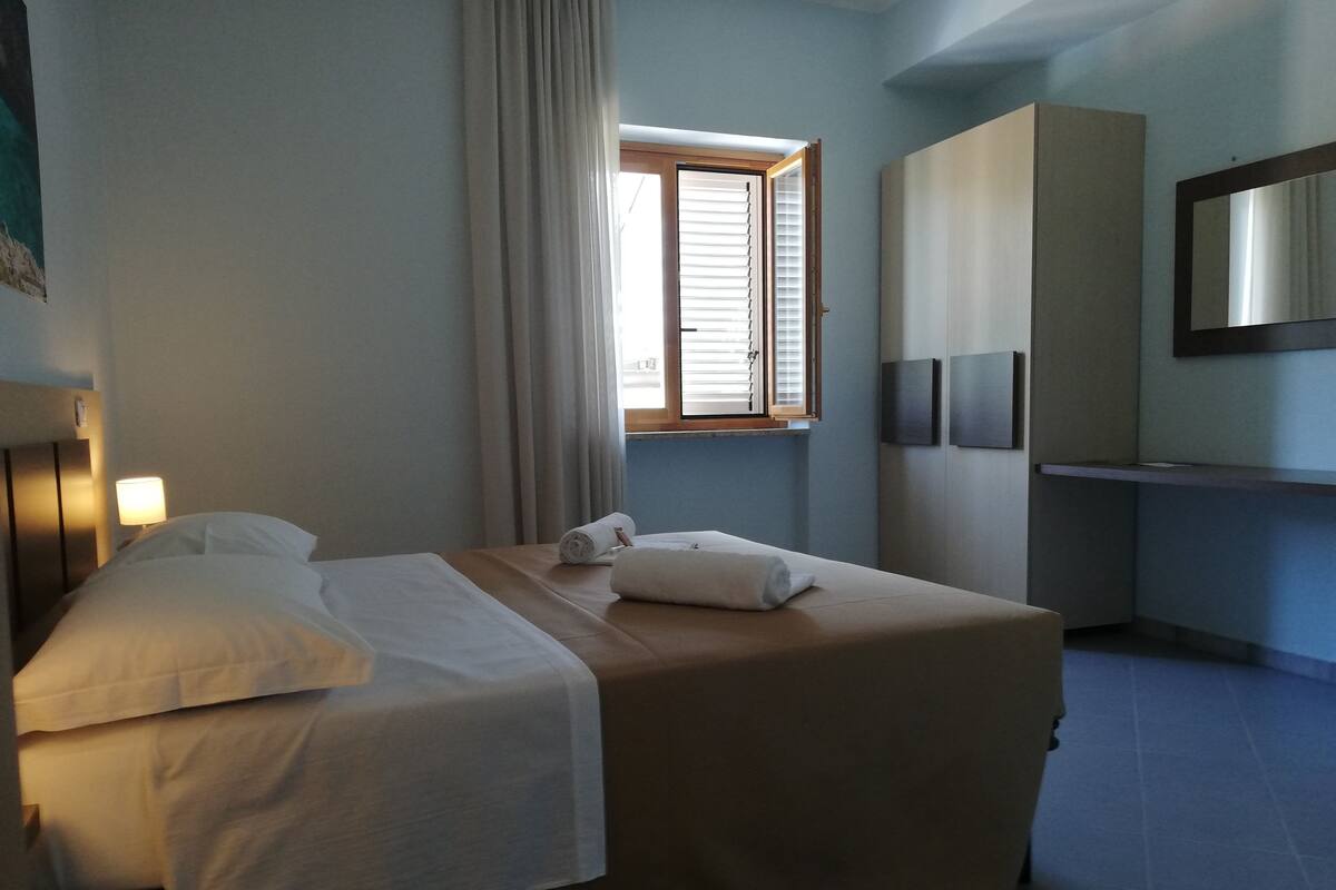 Hypo-allergenic bedding, in-room safe, laptop workspace, blackout drapes