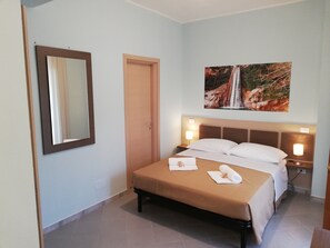 Hypo-allergenic bedding, in-room safe, laptop workspace, blackout drapes