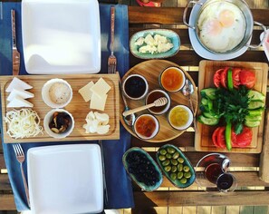 Petit déjeuner complet compris tous les jours