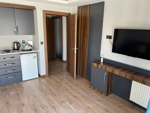 Suite | Private kitchen | Mini-fridge, stovetop, electric kettle - Ferah Suites (Akçaabat)