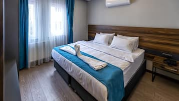 Minibar, una scrivania, insonorizzazione, ferro/asse da stiro