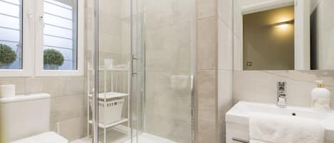 Appartement, 1 chambre | Salle de bain | Douche, articles de toilette (gratuits), séchoir à cheveux