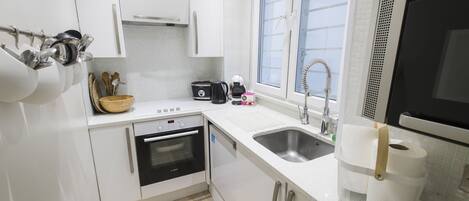 Apartment, 1 Bedroom | Private kitchen | Fridge, microwave, oven, stovetop
