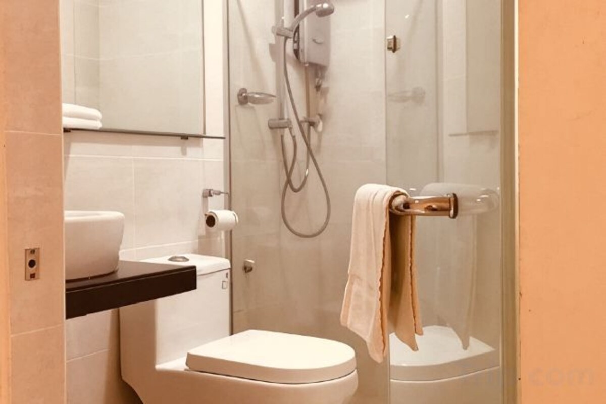 Pancuran mandi, hulu semburan mandi hujan, bidet, tuala disediakan