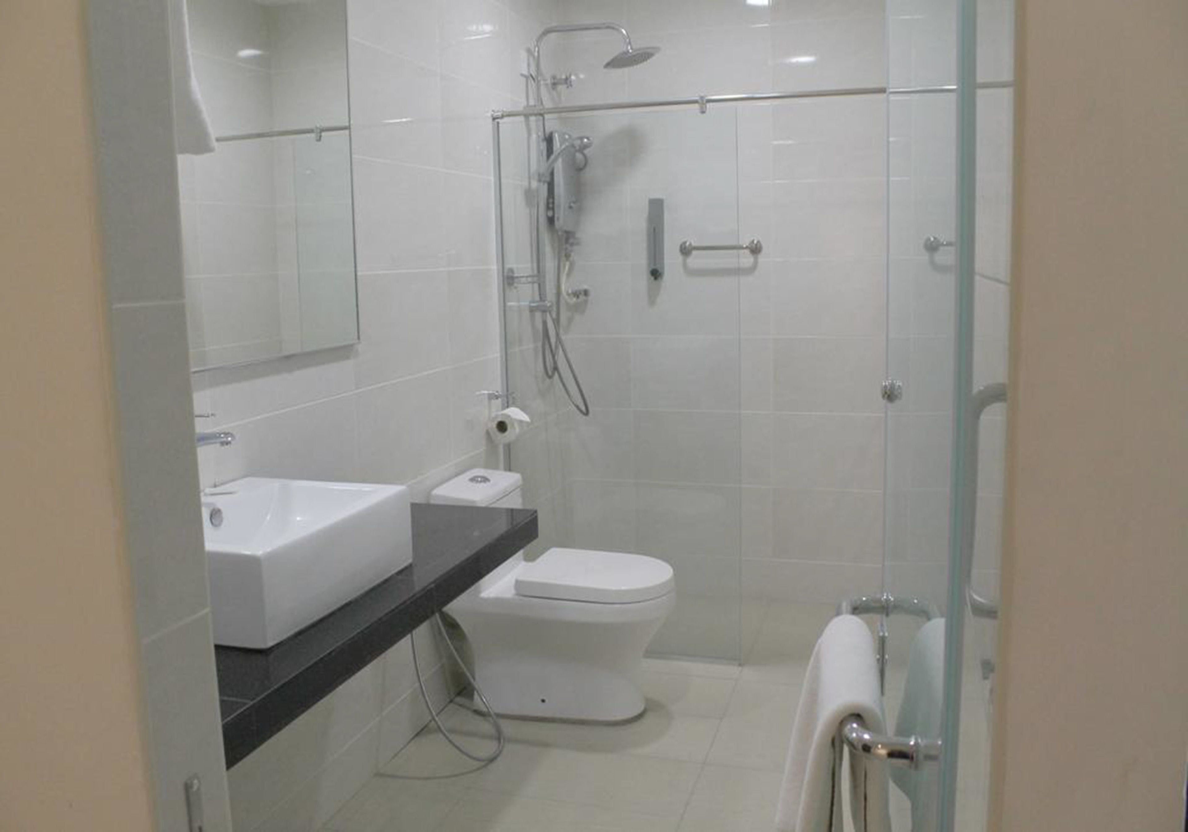 shower, rainfall showerhead, bidet, towels