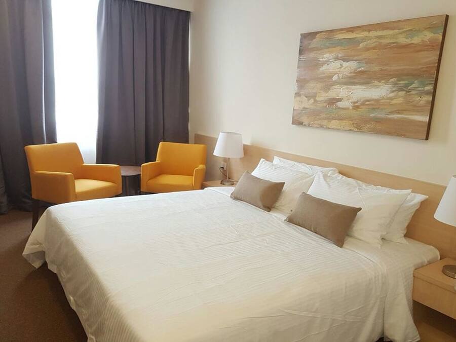 Een bureau, verduisterende gordijnen, extra bedden, gratis wifi