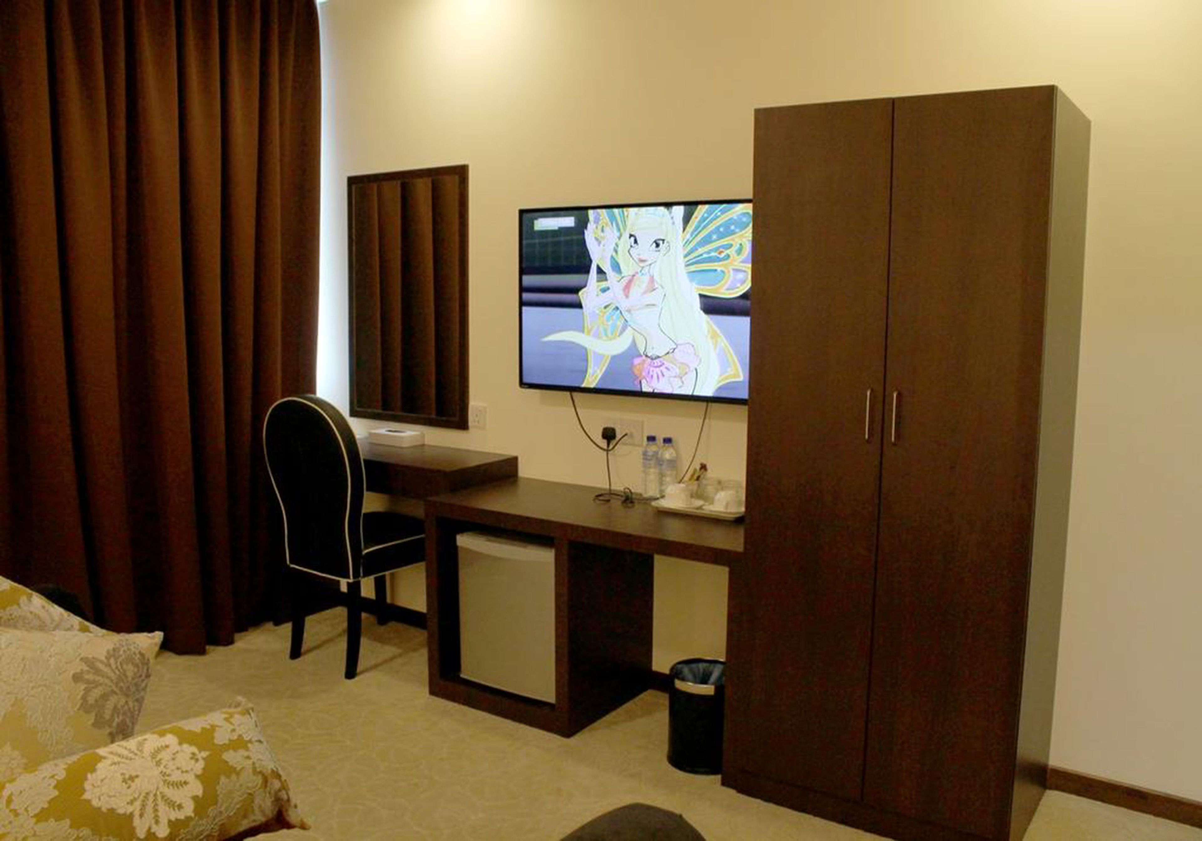 executive suite | desk, blackout curtains, rollaway beds, free wifi