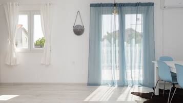 Apartamento, 2 quartos | Área de estar | TV de tela plana