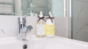 Appartement, 2 chambres | Équipements de salle de bain