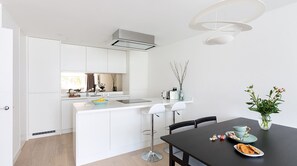 Lägenhet - 2 sovrum | Eget kök | Kylskåp, mikrovågsugn, ugn och spishäll