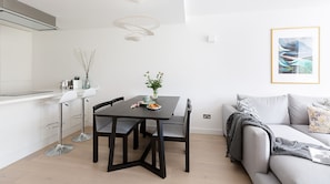 Apartamento, 2 quartos | Opções para refeição no quarto
