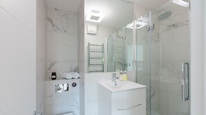 Apartment, 2 Bedrooms | Bathroom | Free toiletries, hair dryer, towels, shampoo - Craven Hill by Lime Street (London)