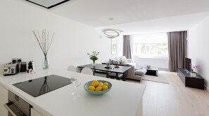 A modern kitchen with a dining area, a living room, and a TV. - Craven Hill by Lime Street (London)