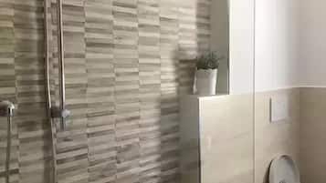 Doppelzimmer | Badezimmer | Dusche, Bidet, Handtücher