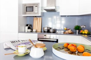 Appartement, 2 chambres | Cuisine privée | Réfrigérateur, four à micro-ondes, un four, surface de cuisson