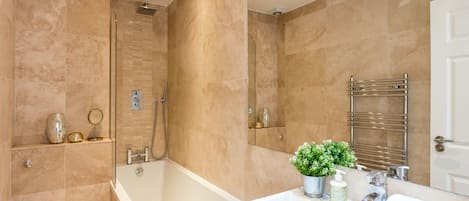 Appartement, 2 chambres | Salle de bain | Articles de toilette (gratuits), séchoir à cheveux, serviettes fournies