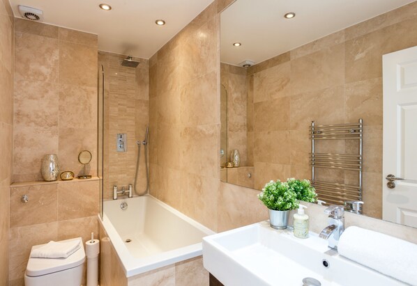 Appartement, 2 chambres | Salle de bain | Articles de toilette (gratuits), séchoir à cheveux, serviettes fournies