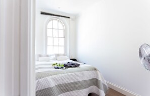 2 bedrooms, iron/ironing board, free WiFi, bed sheets - Gloucester Terrace by Lime Street (London)