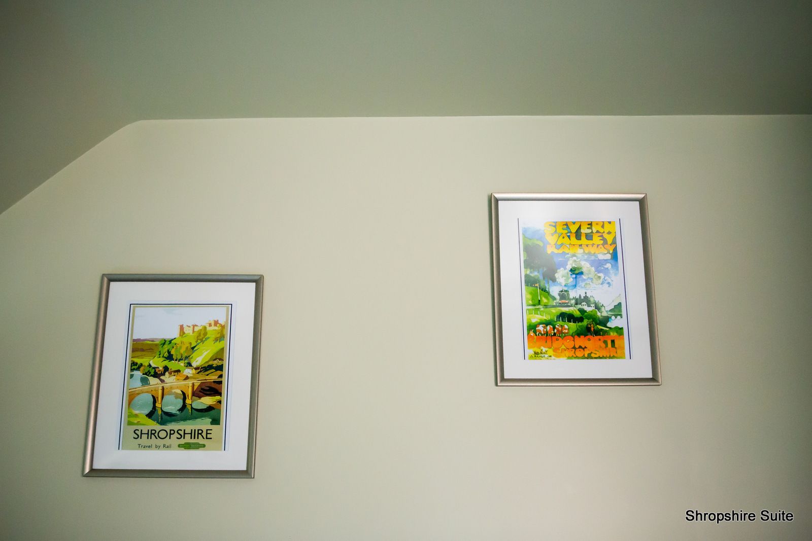 Zwei gerahmte Poster an einer Wand.