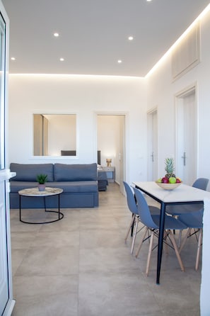 Two Bedroom Apartment with Outdoor Hot Tub Sea and Sunset View | Área de sala de estar | Televisión de pantalla plana 