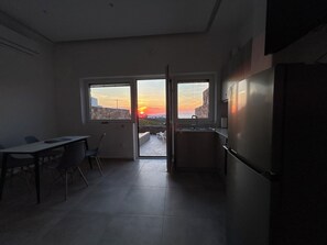 One Bedroom Apartment with Outdoor Hot Tub Sea and Sunset View | Zona de estar | Una televisión de pantalla plana