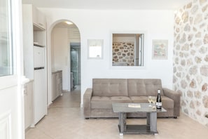 Traditional Stone Apartment and Sea View | Ropa de cama de alta calidad y colchones con acolchado adicional